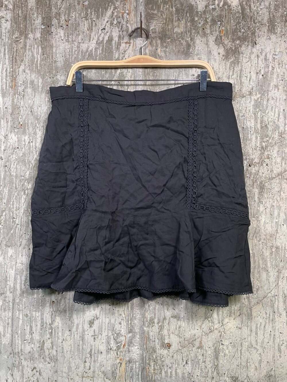 ANN TAYLOR Women's Mini Skirt Size 16 in Black